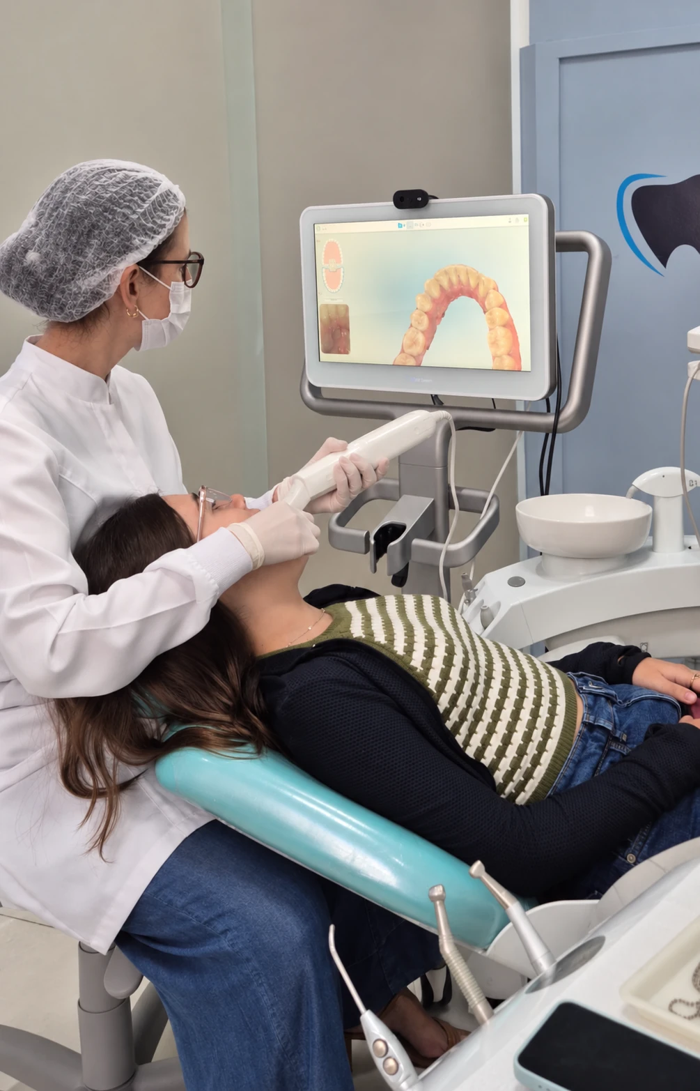 Dentista realizando escaneamento digital na Arco Vita Odontologia
